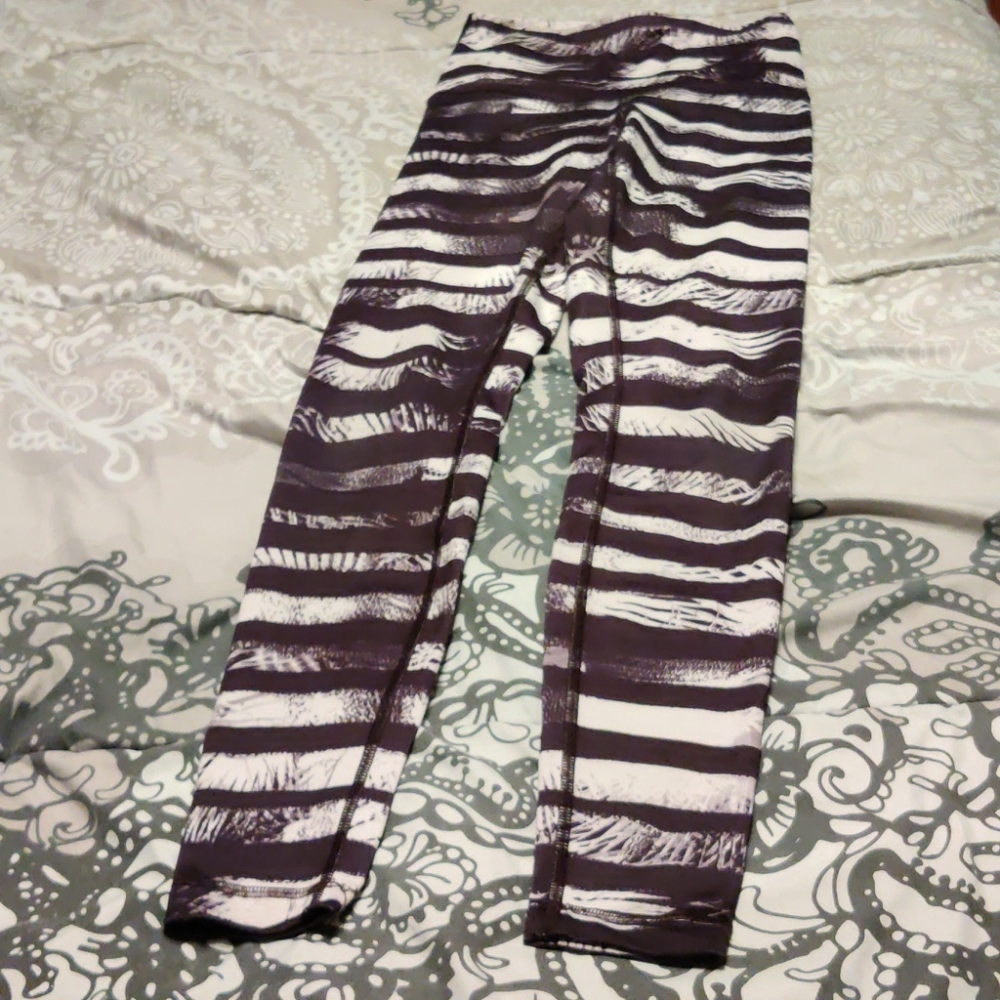 Lululemon blk and white print